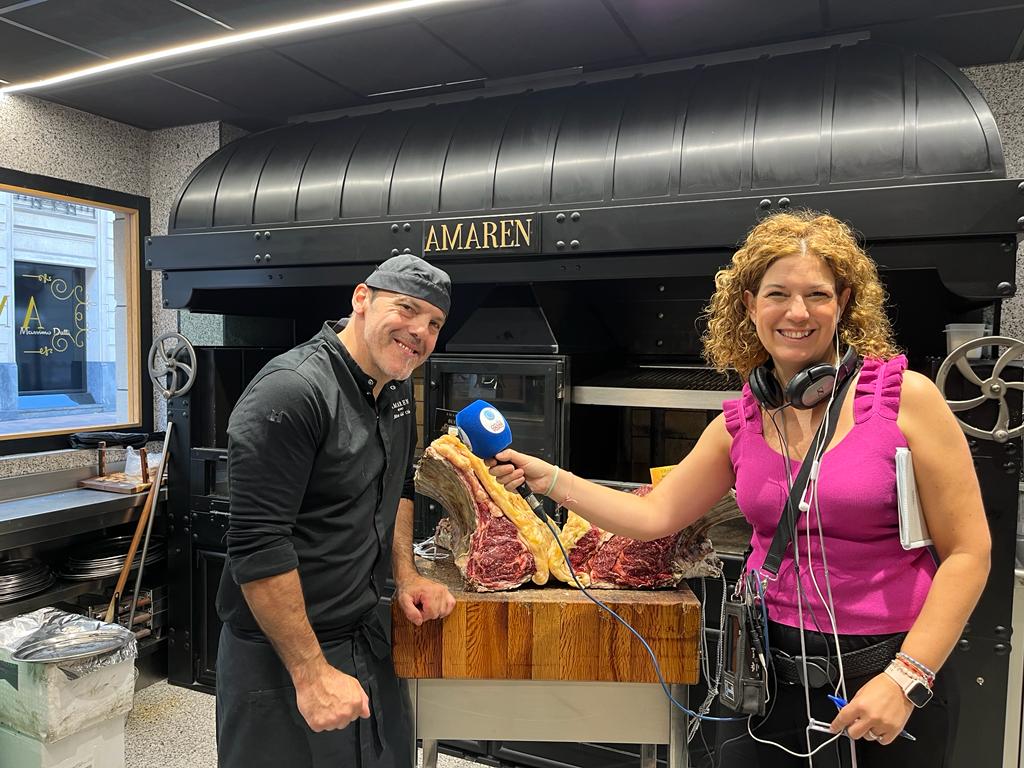 Aitor del Olmo, maestro parrillero del Restaurante Amaren, con nuestra compañera Cristina Zúñiga, durante la entrevista en Onda Vasca