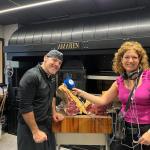 Aitor del Olmo, maestro parrillero del Restaurante Amaren, con nuestra compañera Cristina Zúñiga, durante la entrevista en Onda Vasca Aitor del Olmo, maestro parrillero del Restaurante Amaren, con nuestra compañera Cristina Zúñiga, durante la entrevista en Onda Vasca