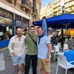 Manu Rodríguez e Iván Clemente, del espectáculo 'Los Chicos del Coro', junto al periodista de Onda Vasca Txema Gutiérrez