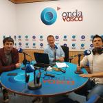 Javier Antón y Diego Pérez en el estudio de Onda Vasca junto a Txema Gutiérrez