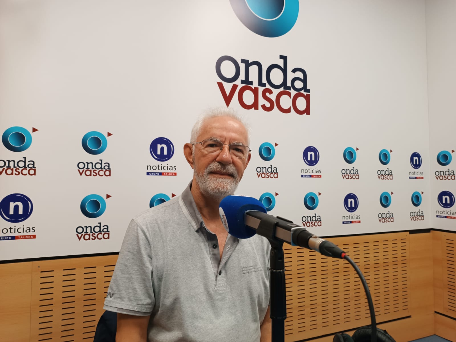 Gonzalo Pérez Pastor, productor y creador del musical ‘Cruz de Navajas’, en el estudio de Onda Vasca