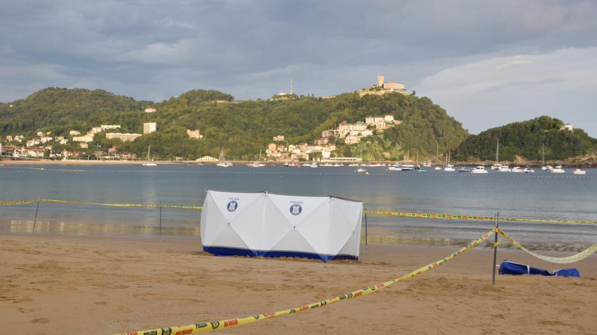 Dispositivo policial en torno al cuerpo localizado esta mañana en la Playa de la Concha