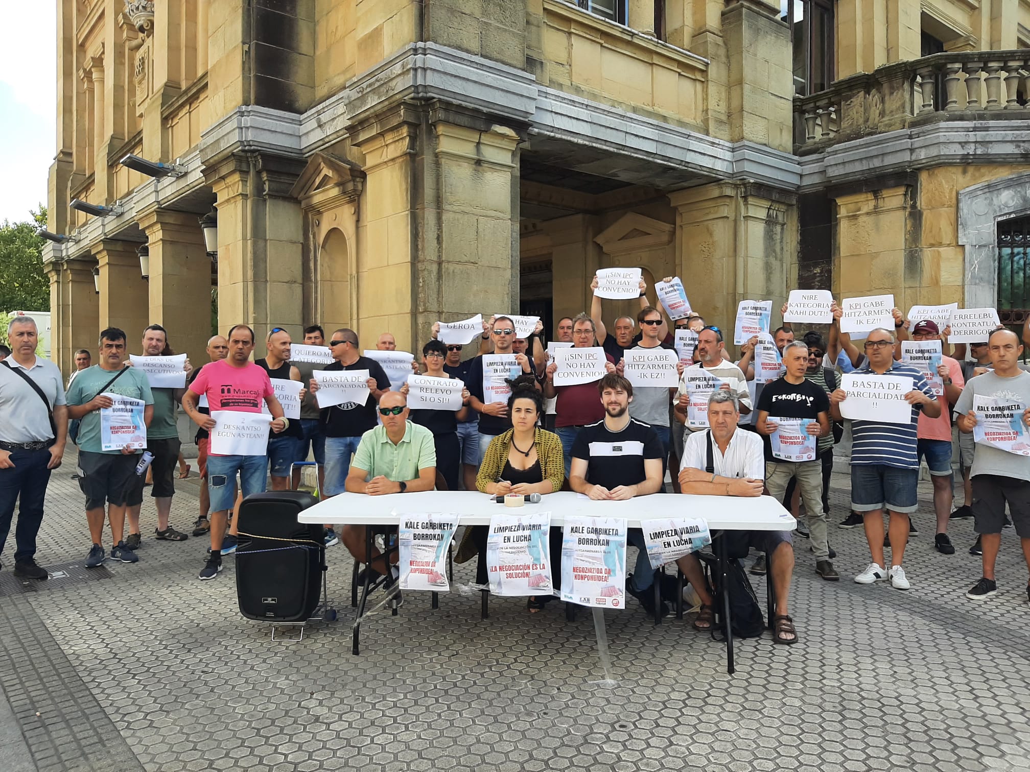 Comparecencia esta mañana, frente al Ayuntamiento de Donostia, de ELA, LAB, CCOO y UGT en el sector de la limpieza viaria y recogida de basuras de Gipuzkoa