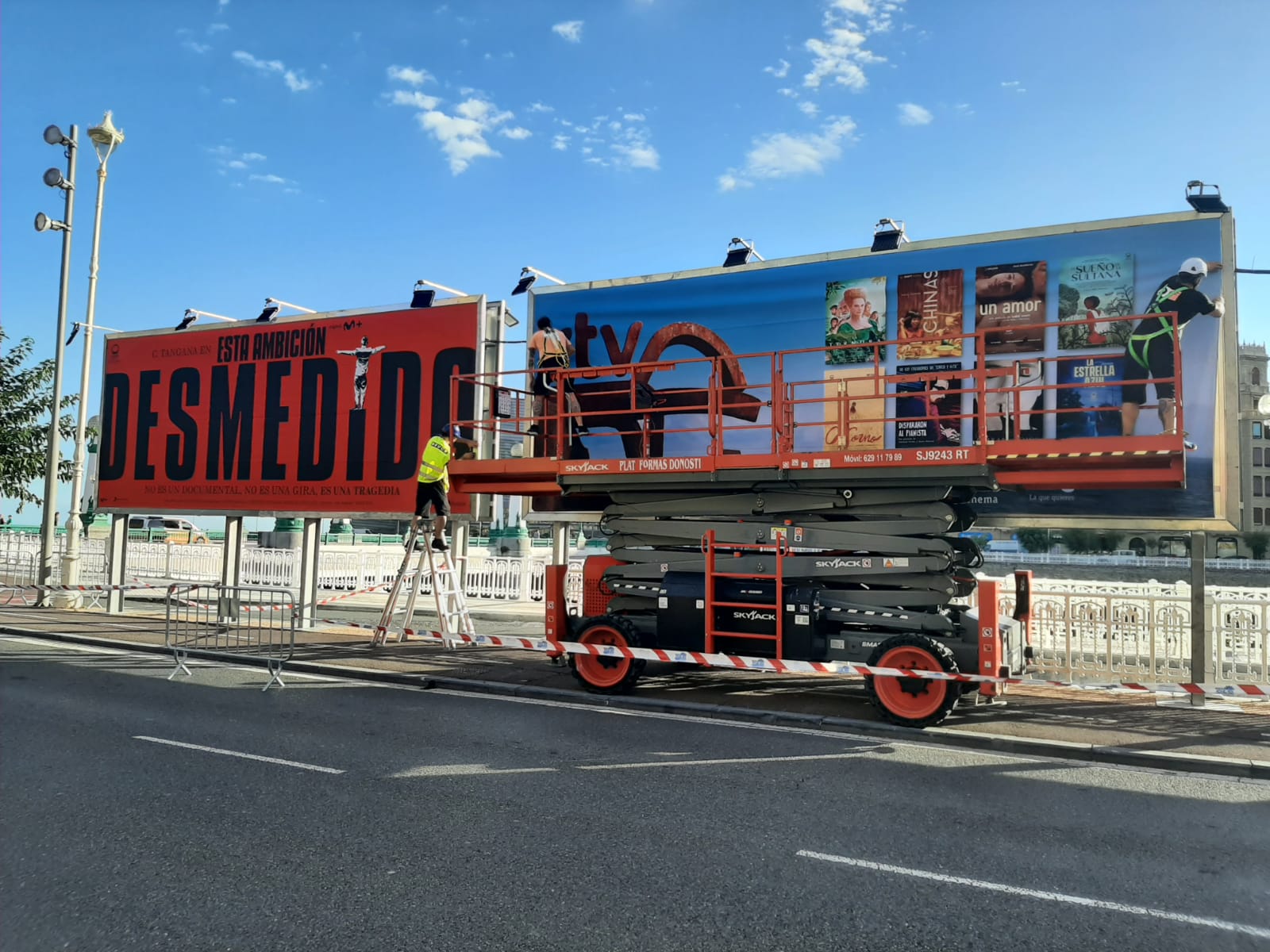 Operarios trabajaban, esta mañana, colocando los carteles del 71º Zinemaldia