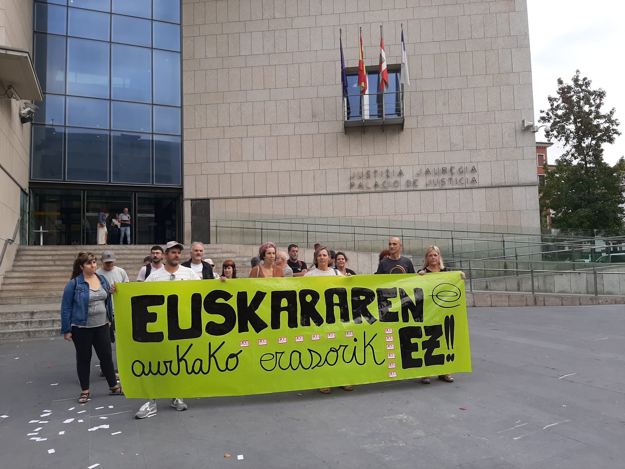 Imagen de archivo de una protesta contra una sentencia judicial contra el euskera frente al Palacio de Justicia de Donostia