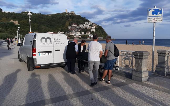 Los servicios funerarios retiran el cuerpo sin vida hallado en la Playa de Ondarreta / ESTHER FERNÁNDEZ Los servicios funerarios retiran el cuerpo sin vida hallado en la Playa de Ondarreta / ESTHER FERNÁNDEZ