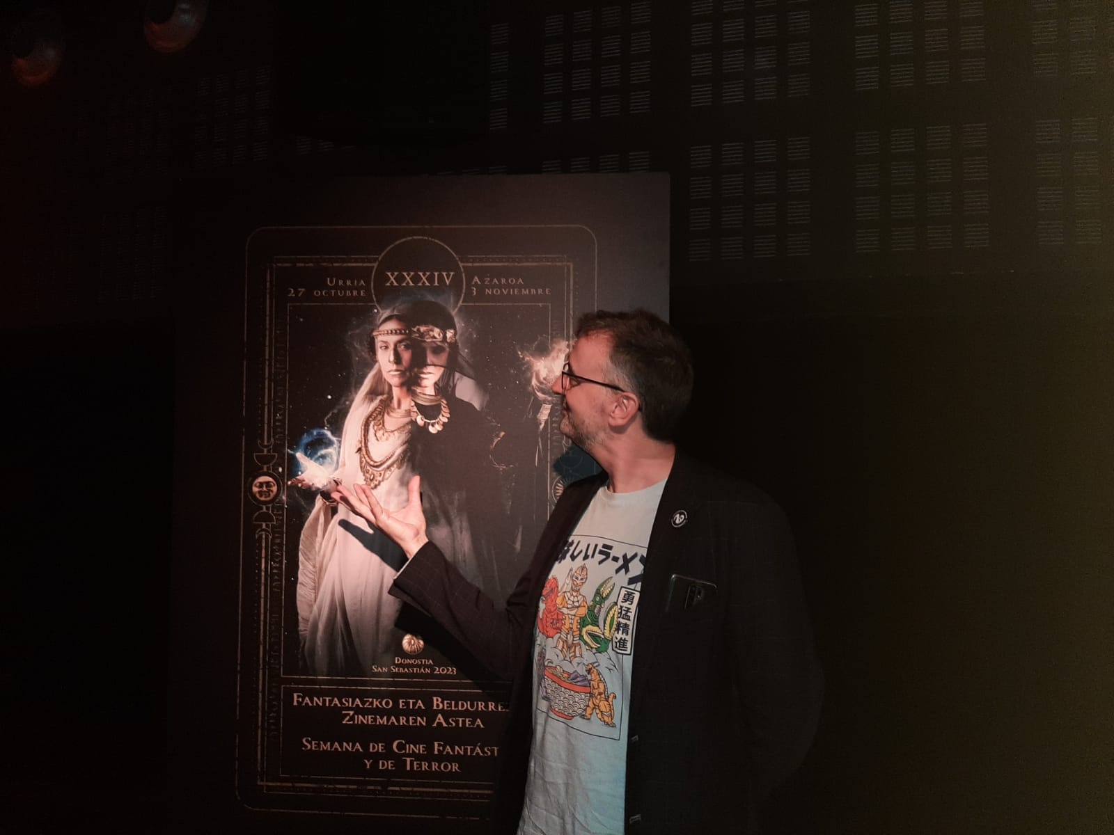 Josemi Beltrán, director de la Semana de Cine Fantástico y de Terror de Donostia, con el cartel de este año