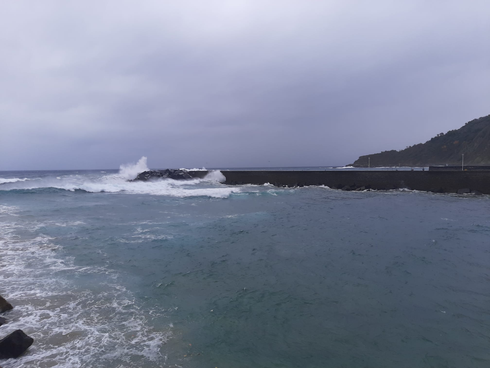 Olas chocando esta mañana contra el espigón de la Zurriola, en Donostia Olas chocando esta mañana contra el espigón de la Zurriola, en Donostia