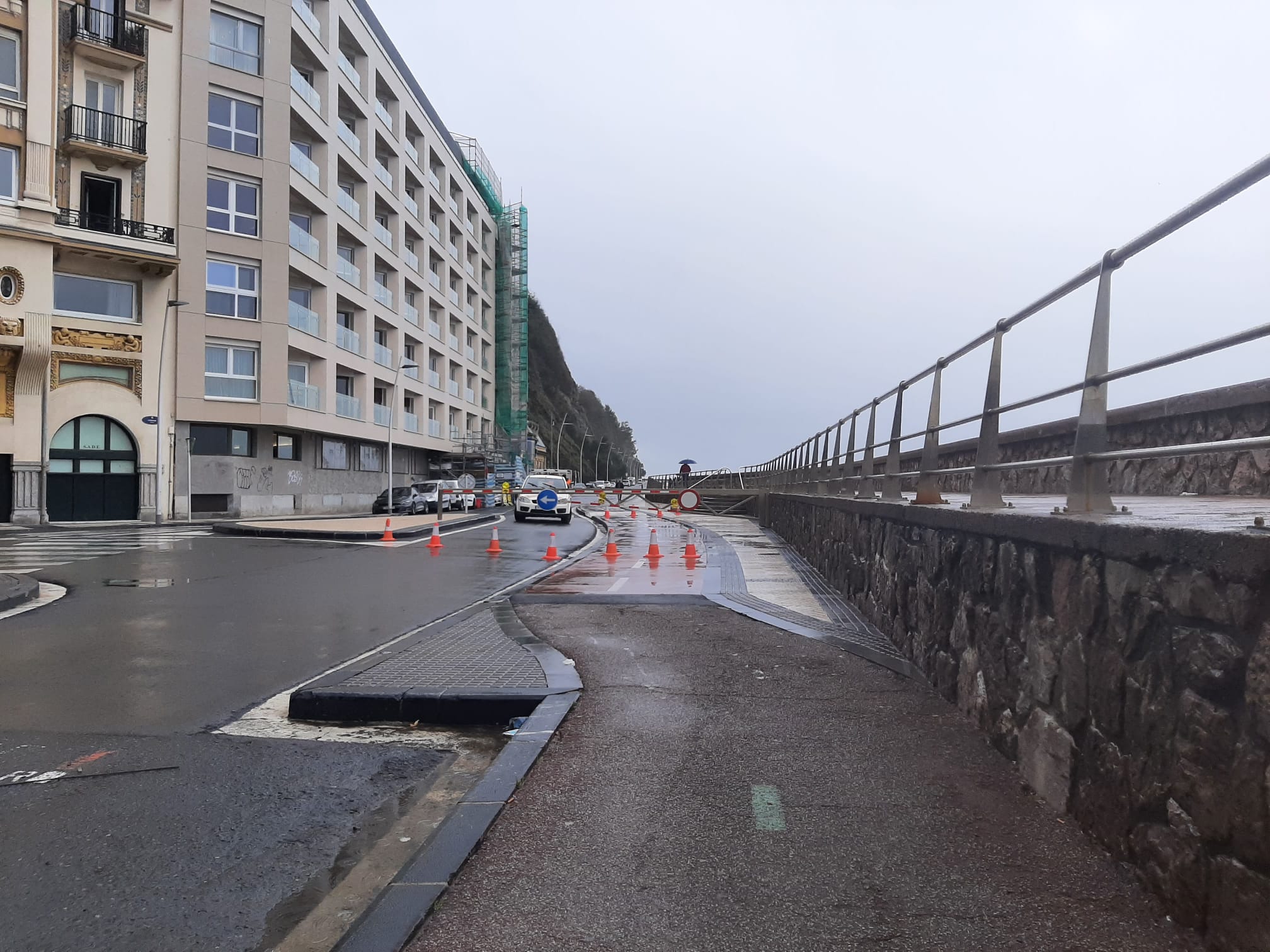 El Paseo Nuevo está cortado tanto para vehículos como para peatones El Paseo Nuevo está cortado tanto para vehículos como para peatones
