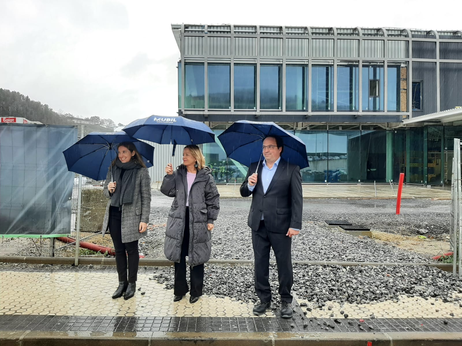 Ane Insausti, Eider Mendoza e Igor Villarreal durante la visita, esta mañana, a las obras de la nueva sede de MUBIL