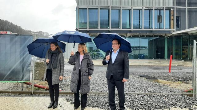 Ane Insausti, Eider Mendoza e Igor Villarreal durante la visita, esta mañana, a las obras de la nueva sede de MUBIL
