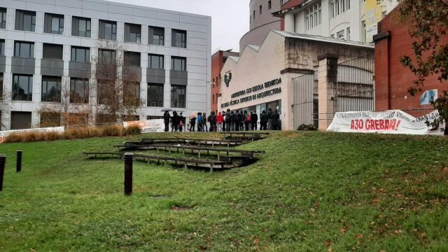Un piquete recorre, esta mañana, las facultades del campus donostiarra de la UPV/EHU