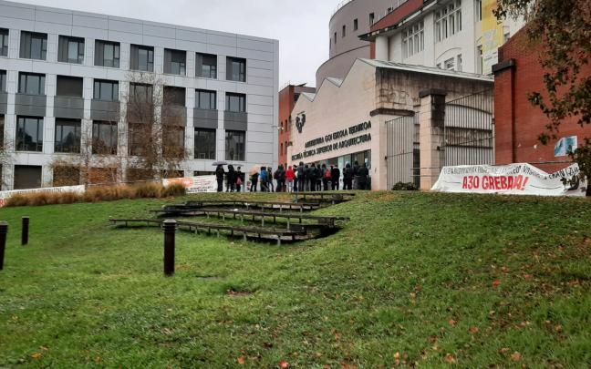 Un piquete recorre, esta mañana, las facultades del campus donostiarra de la UPV/EHU