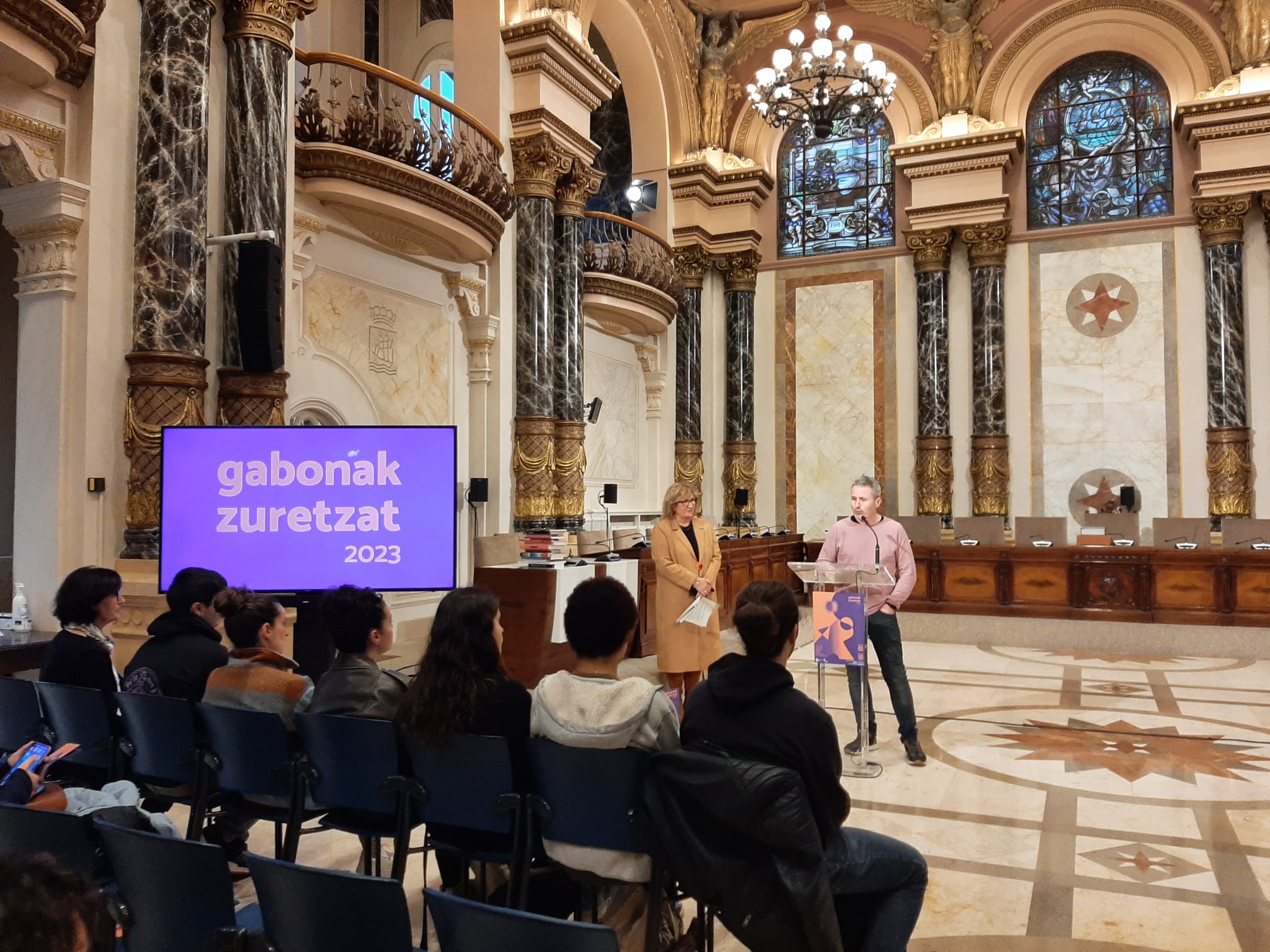 Presentación, esta mañana, de 'Gabonak Zuretzat' en el Salón de Plenos del Ayuntamiento de Donostia