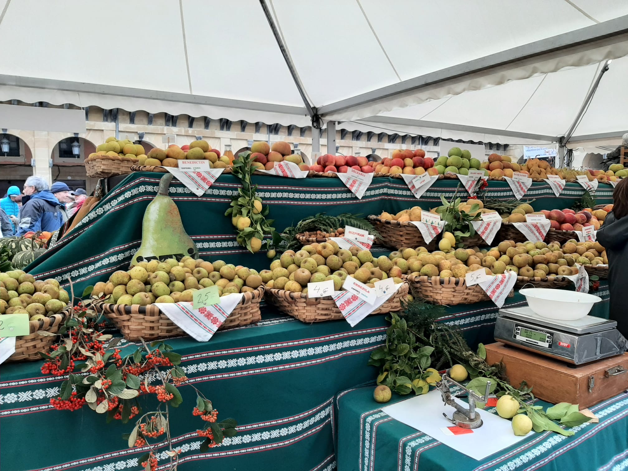 Frutas a vender en la Plaza de la Constitución de Donostia