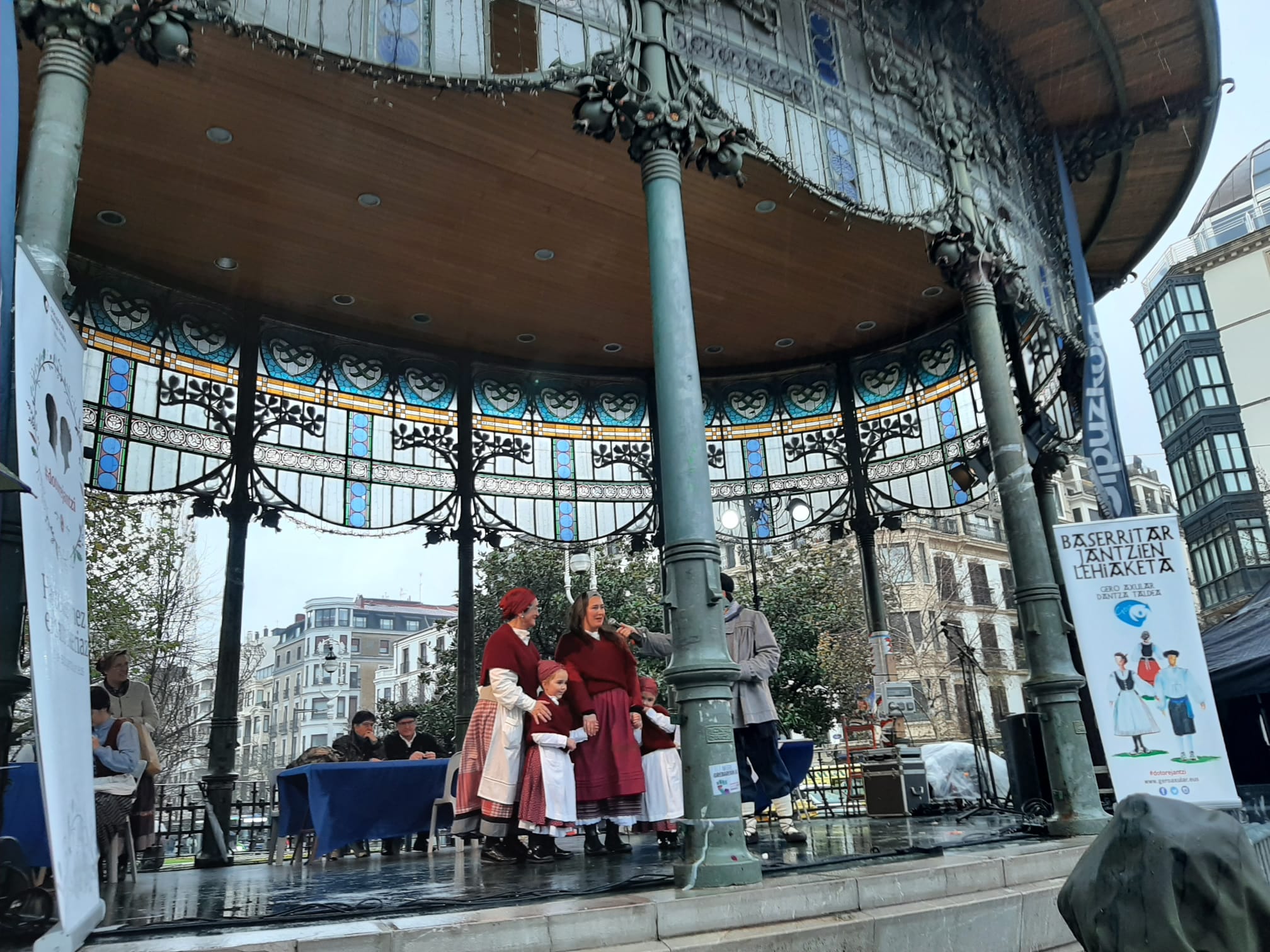 El kiosko del Boulevard ha acogido el concurso de trajes de baserritarra