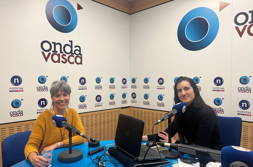 Izaskun González, junto a Iranzu Calvo, en el estudio de Onda Vasca