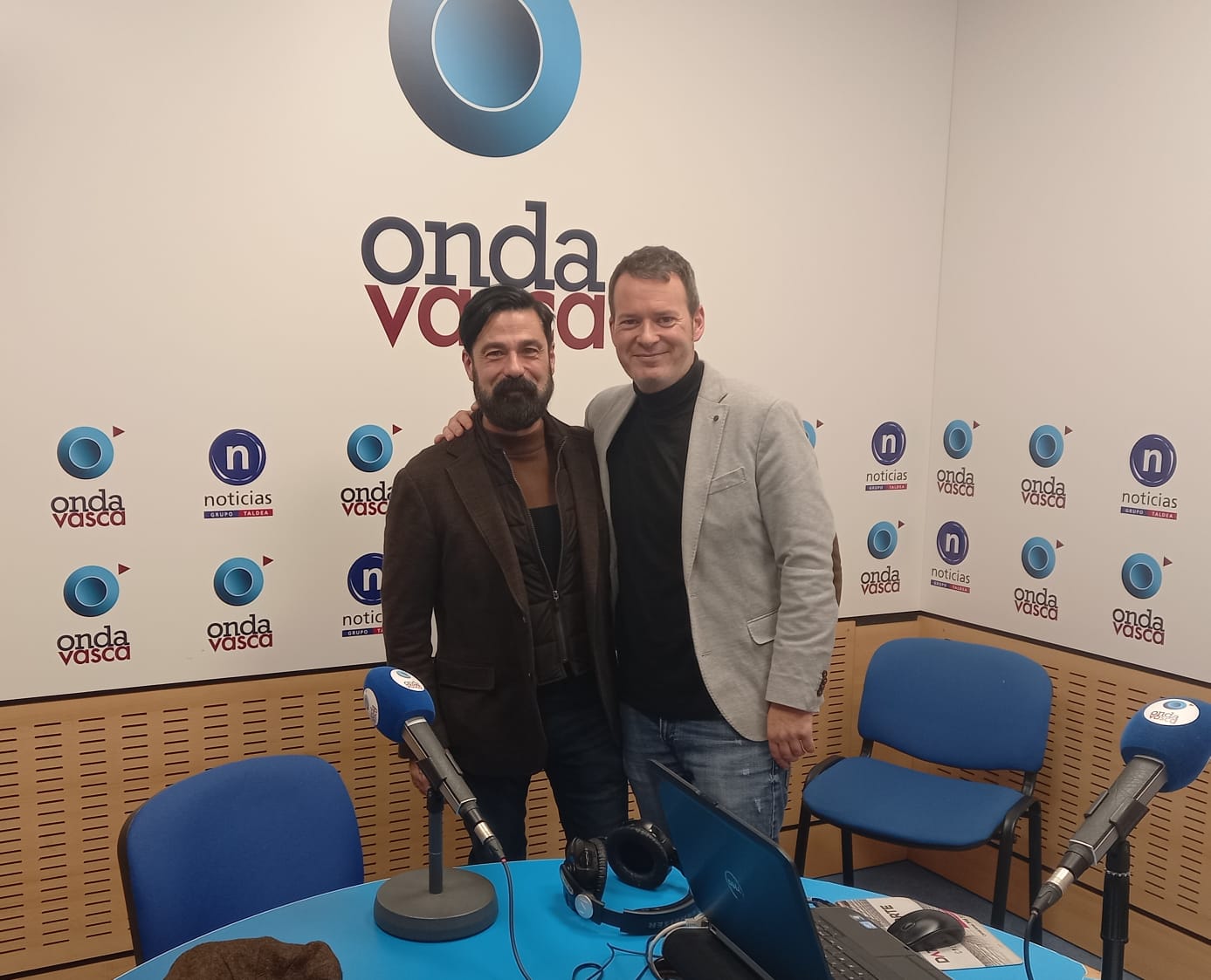 Raúl González 'Txoron', junto a Txema Gutiérrez, esta mañana en el estudio de Onda Vasca