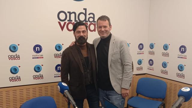 Raúl González 'Txoron', junto a Txema Gutiérrez, esta mañana en el estudio de Onda Vasca