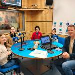 Leire, Jokiñe, Naia y Jon, en el estudio de Onda Vasca, junto a Txema Gutiérrez