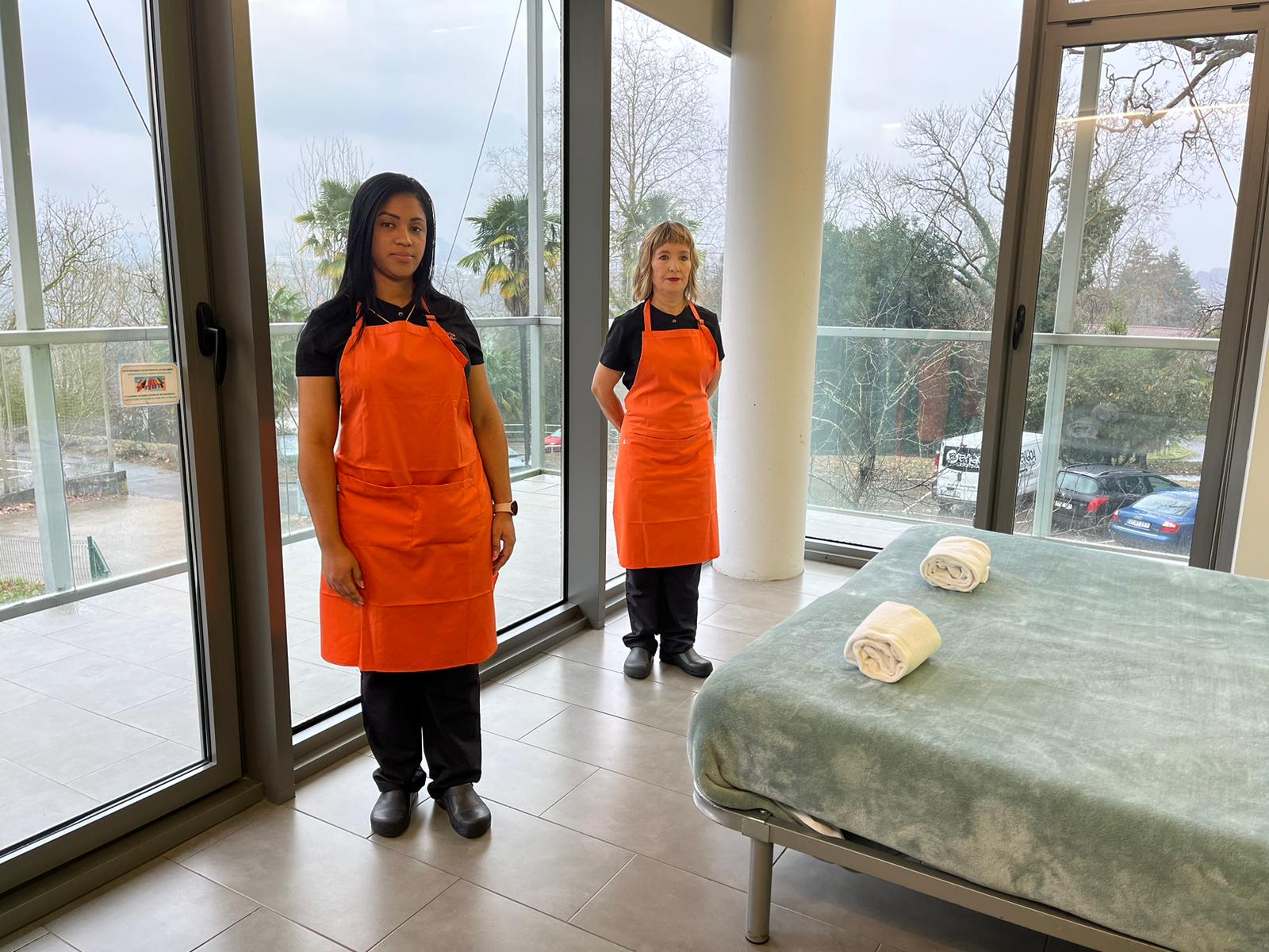 Claire Nolasco y Sorkunde Urresti, en una habitación del albergue escuela de UBA, esta mañana