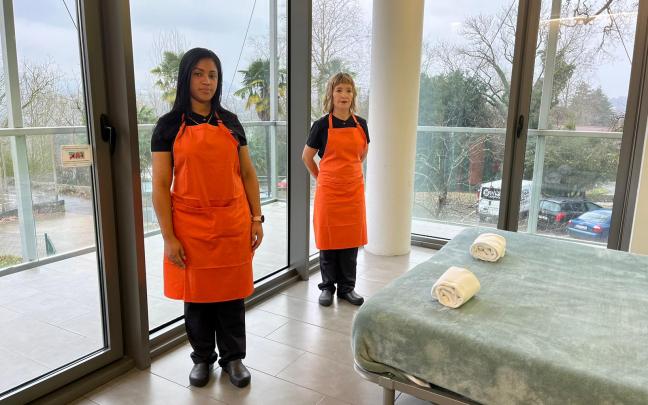 Claire Nolasco y Sorkunde Urresti, en una habitación del albergue escuela de UBA, esta mañana