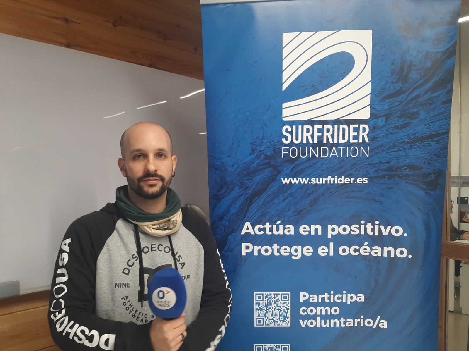 Xavi Curto, en la sede de Surfrider Fundation en Donostia