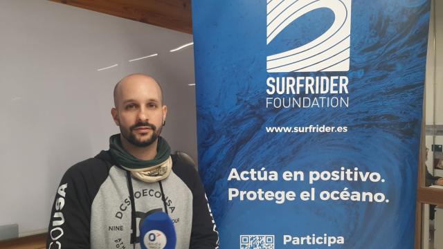Xavi Curto, en la sede de Surfrider Fundation en Donostia