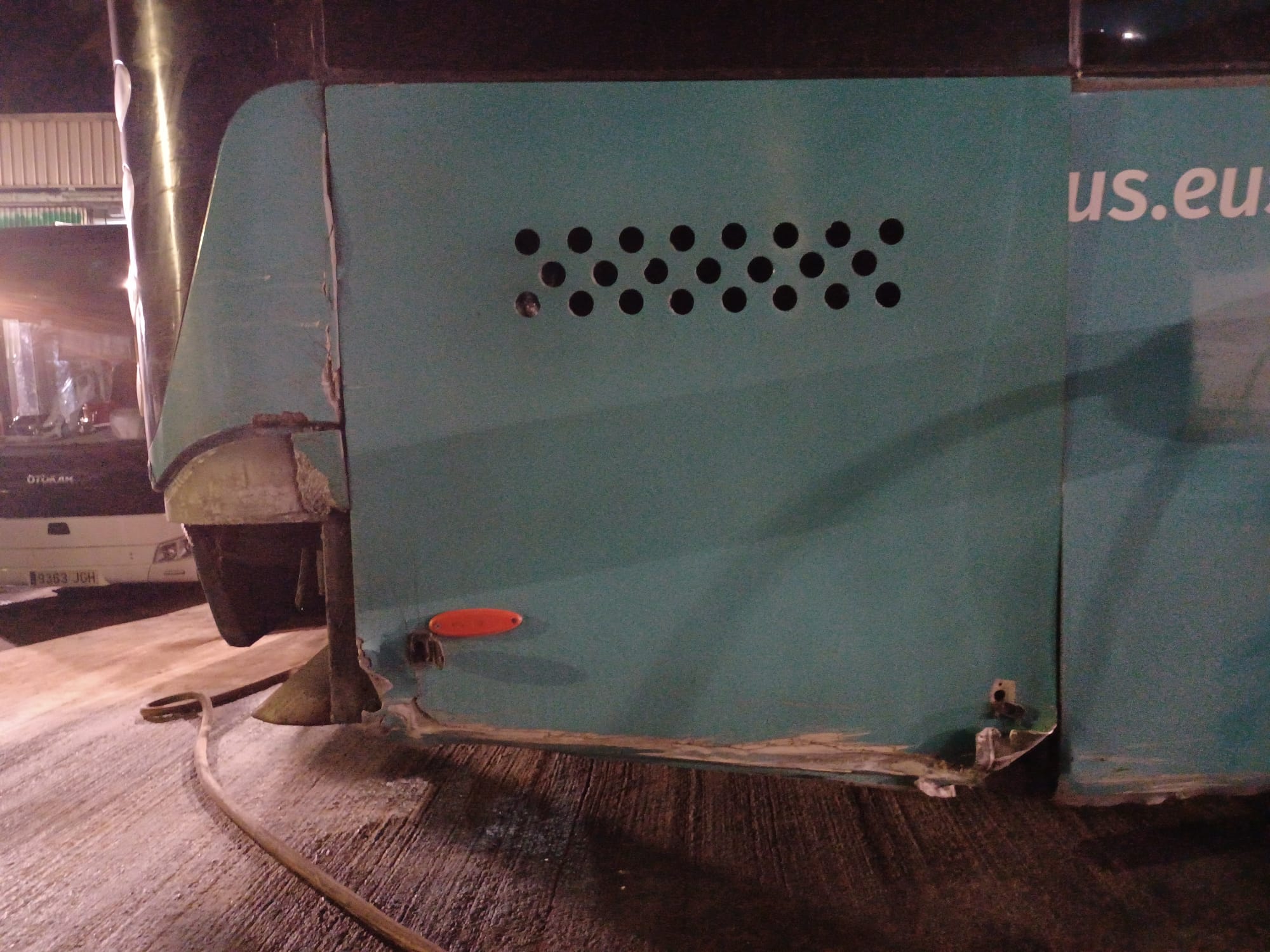 Daños en un autobús de Avanza