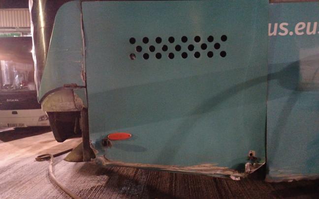 Daños en un autobús de Avanza Daños en un autobús de Avanza