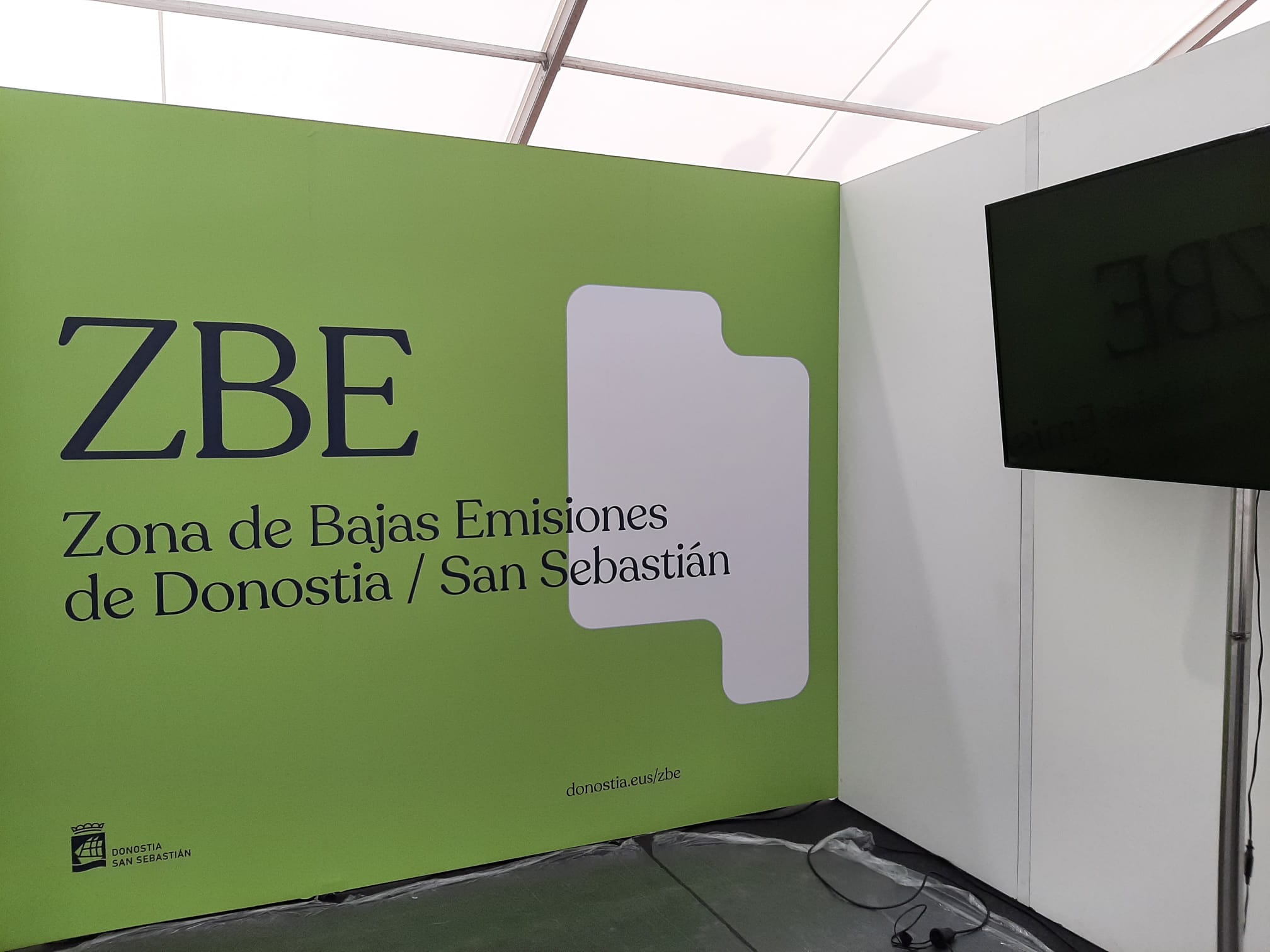 Interior de la carpa colocada en Alderdi Eder para el proceso de participación ciudadana en torno a la ZBE de Donostia Interior de la carpa colocada en Alderdi Eder para el proceso de participación ciudadana en torno a la ZBE de Donostia