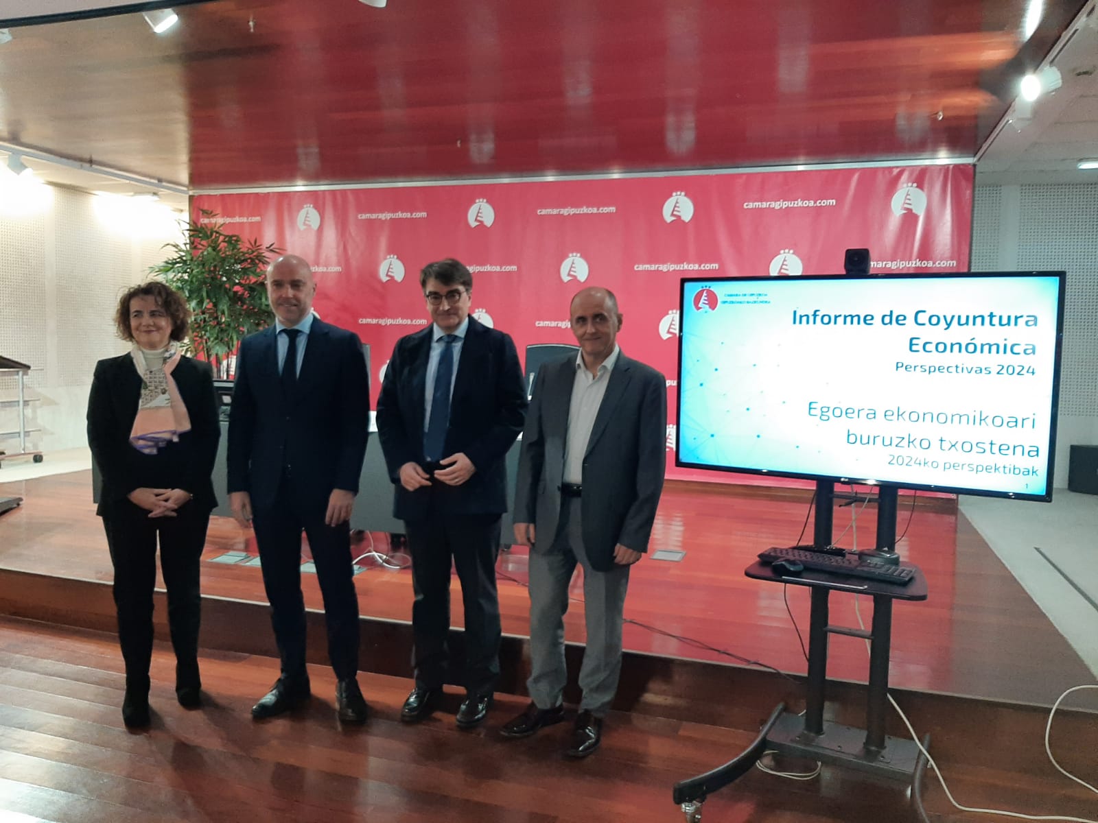 Ana Ugalde, Mauricio Arregui, Javier Zubia e Iñigo Muguruza, en la presentación de esta mañana
