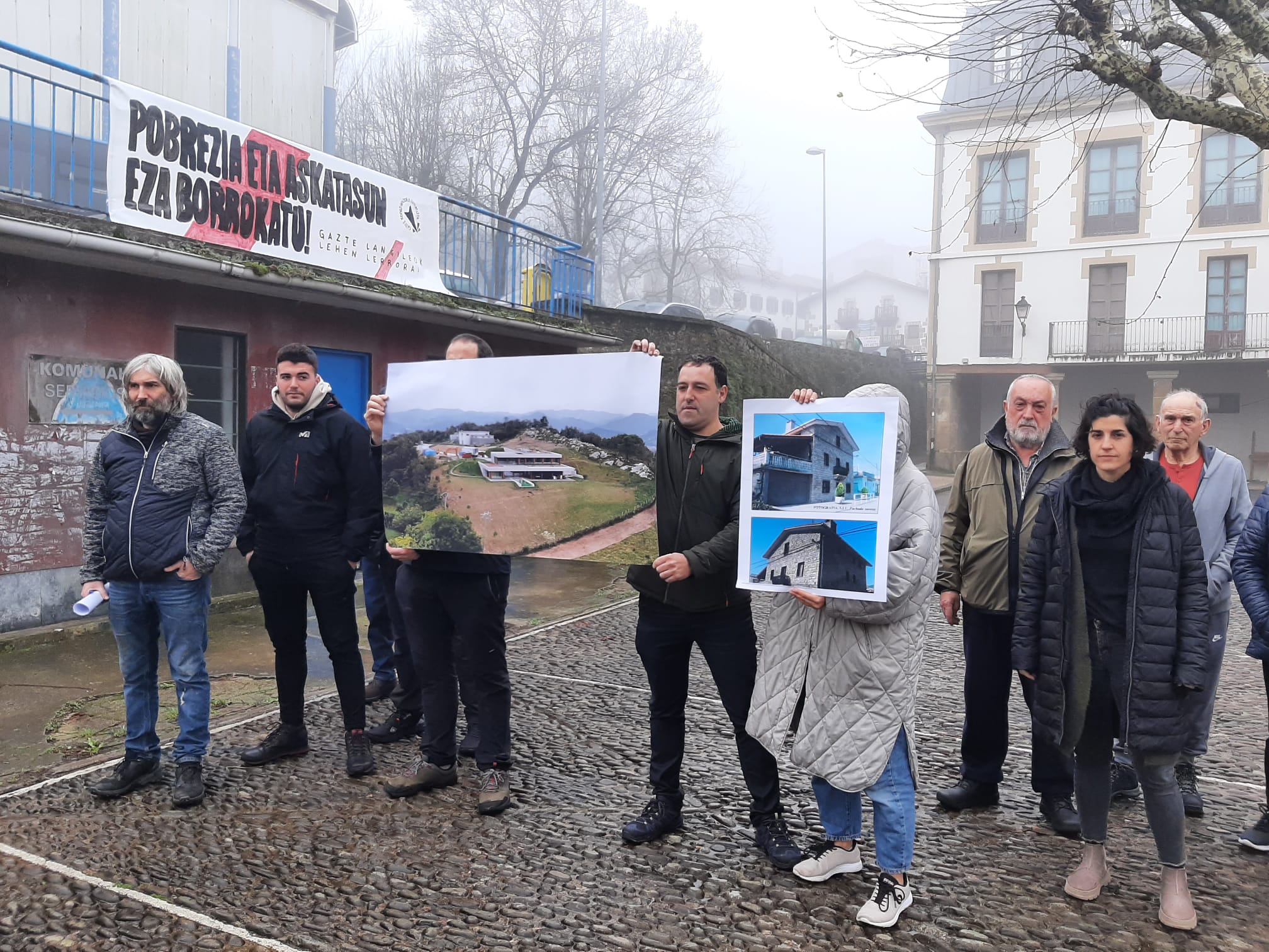 Miembros de los colectivos demandantes contra la villa de Xabi Alonso, durante su comparecencia esta mañana en Igeldo
