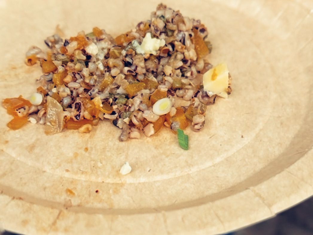 Bulgur de maíz con verduras de temporada y queso azul