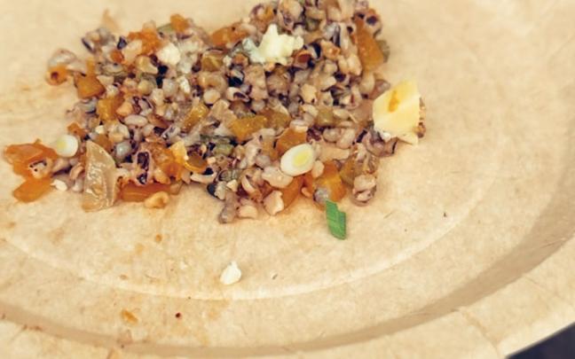 Bulgur de maíz con verduras de temporada y queso azul Bulgur de maíz con verduras de temporada y queso azul
