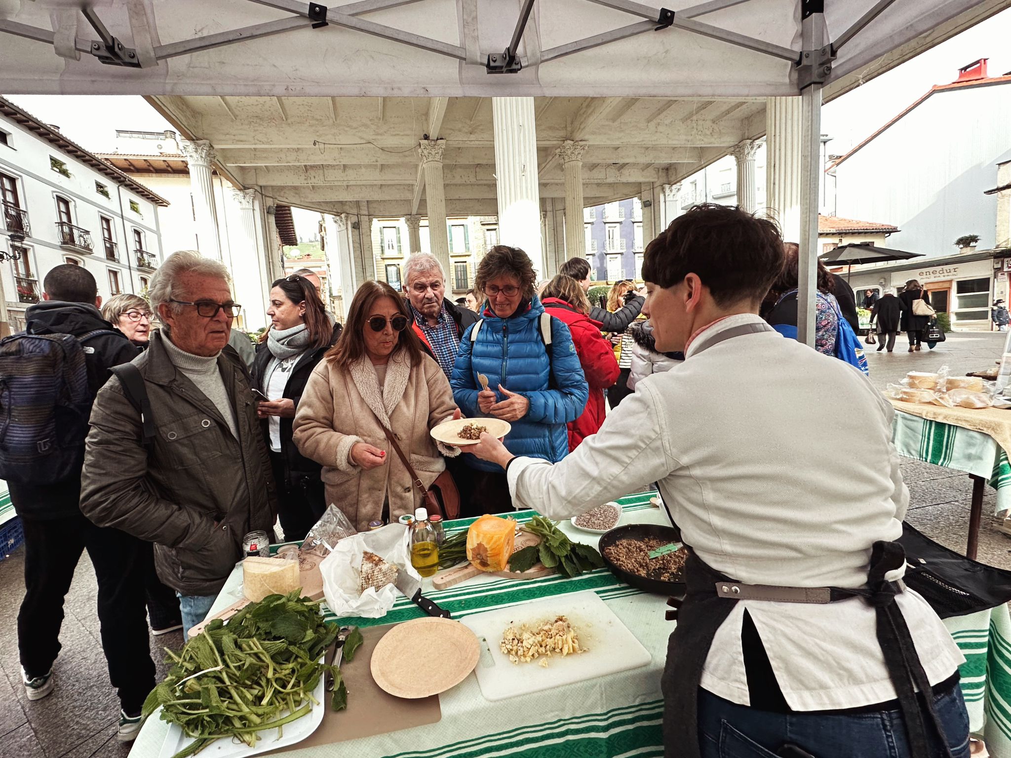 Cata de bulgur, esta mañana, en el mercado de Ordizia