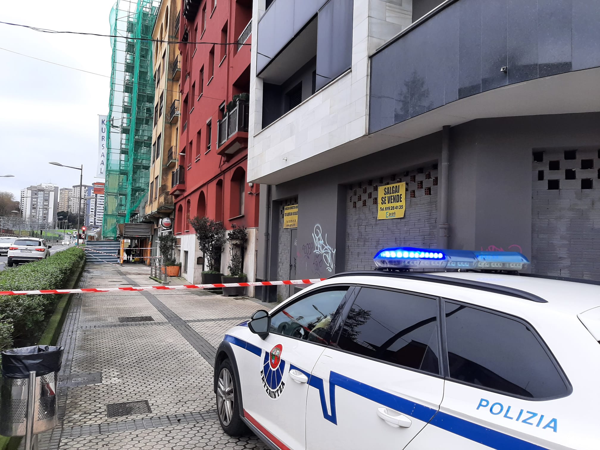 La calle Avenida de Navarra permanecía cortada y vigilada por la Ertzaintza esta mañana