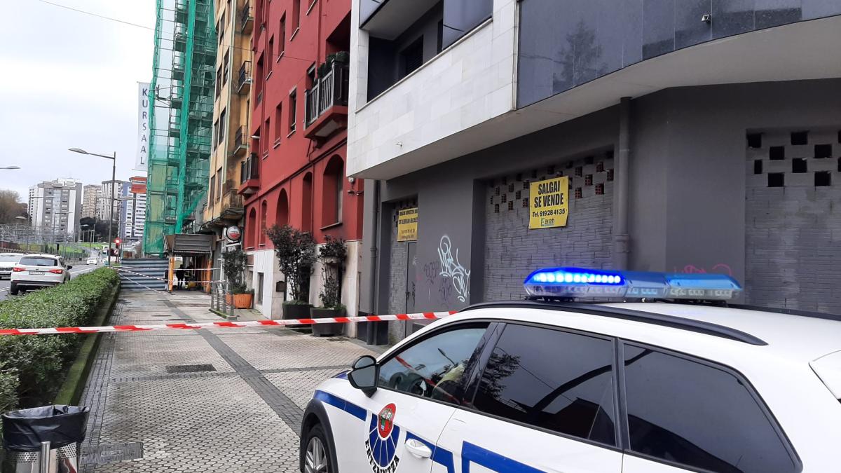 La calle Avenida de Navarra permanecía cortada y vigilada por la Ertzaintza esta mañana