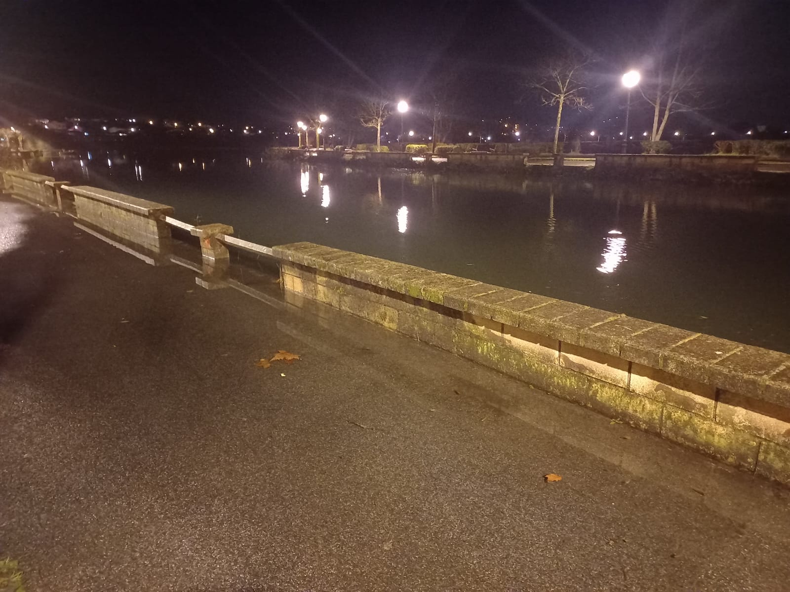 El Bidasoa desbordado a su paso por Irun, durante la pleamar de esta mañana