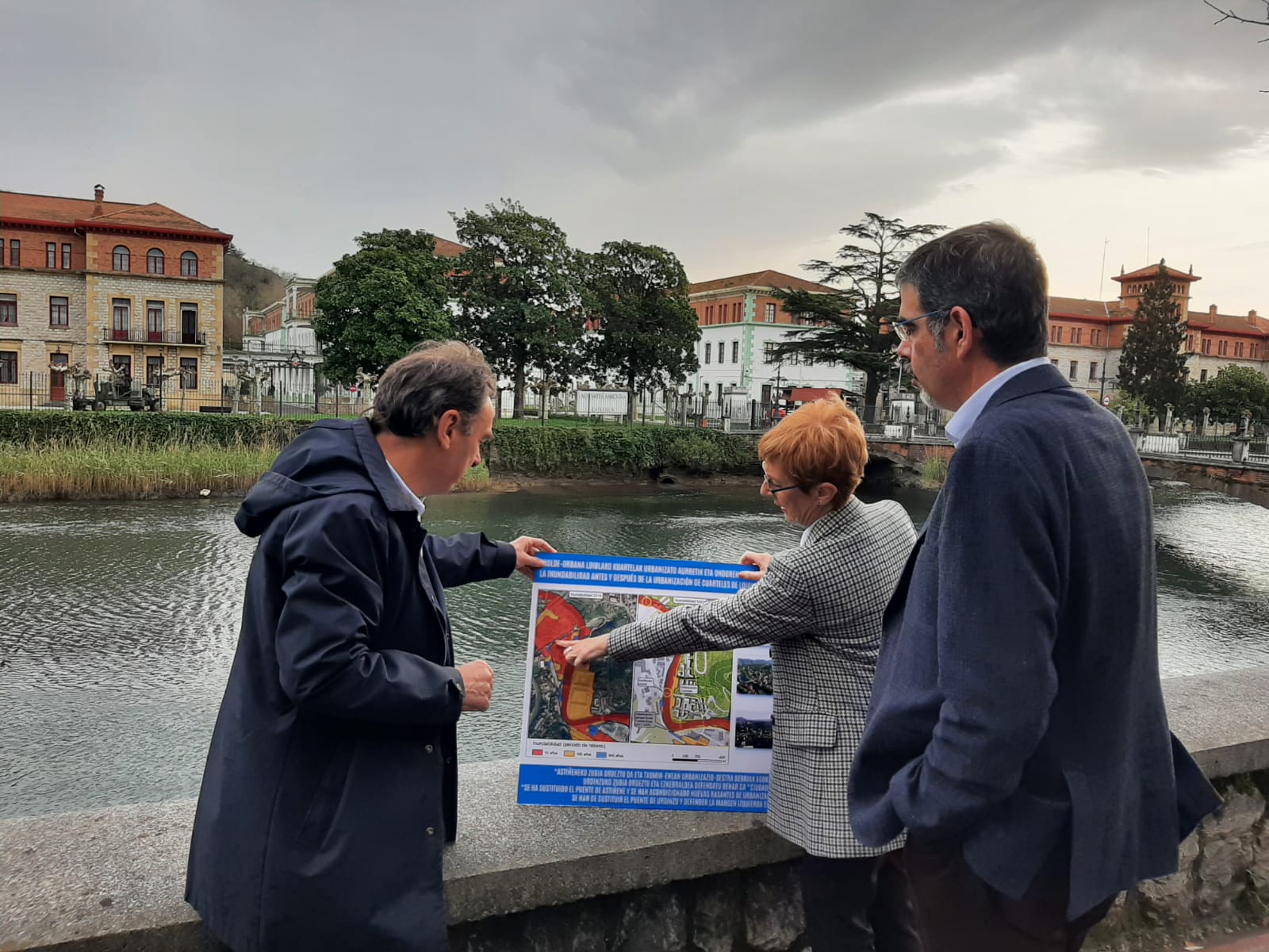 Antonio Aiz, Arantxa Tapia y Eneko Goia miran el proyecto de defensa de inundaciones del Urumea en Loiola
