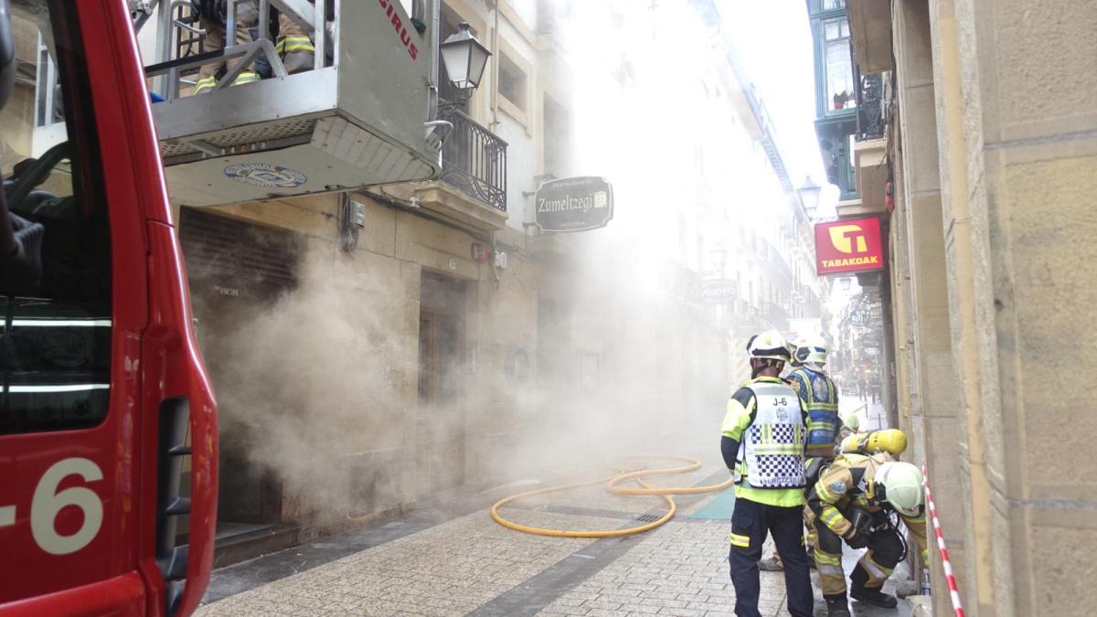 Los bomberos trabajan para extinguir el incendio, esta mañana, en el Restaurante Zumeltzegi de Donostia