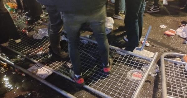 Vallas de seguridad tumbadas en la explanada de San Mames. ONDA VASCA