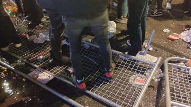 Vallas de seguridad tumbadas en la explanada de San Mames. ONDA VASCA