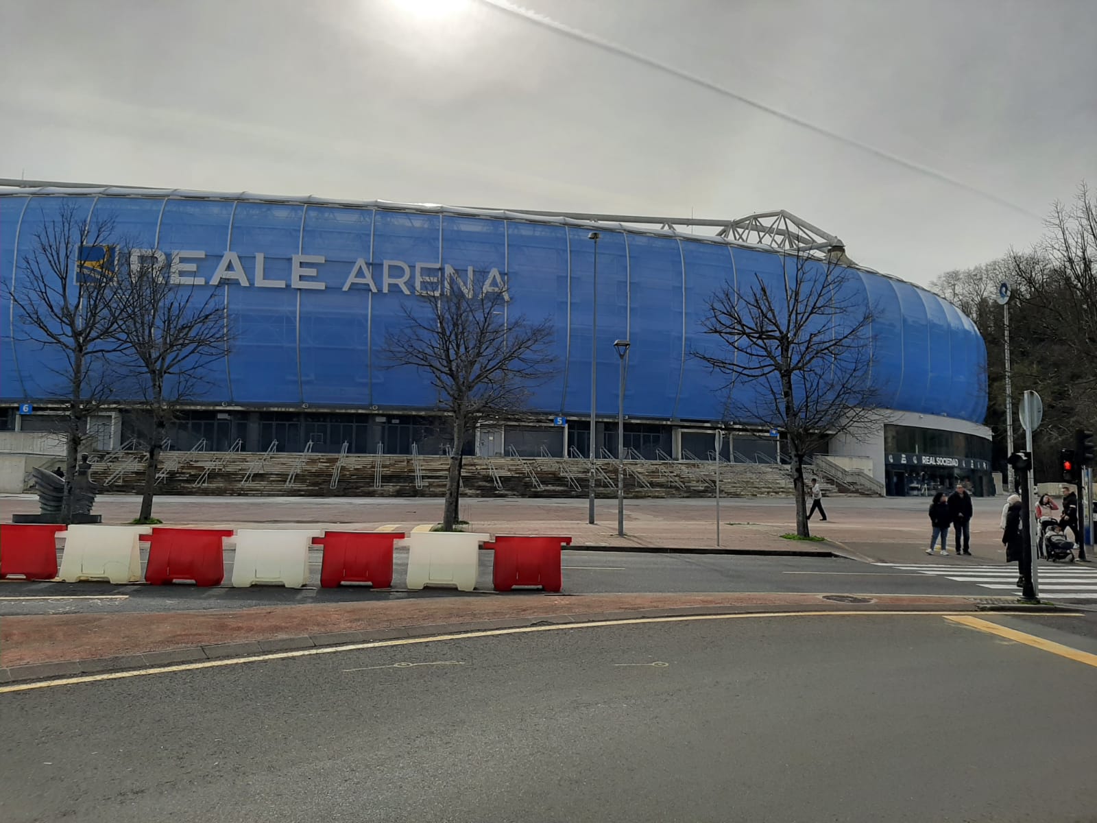 Imagen del entorno del Reale Arena, esta mañana, todavía en calma