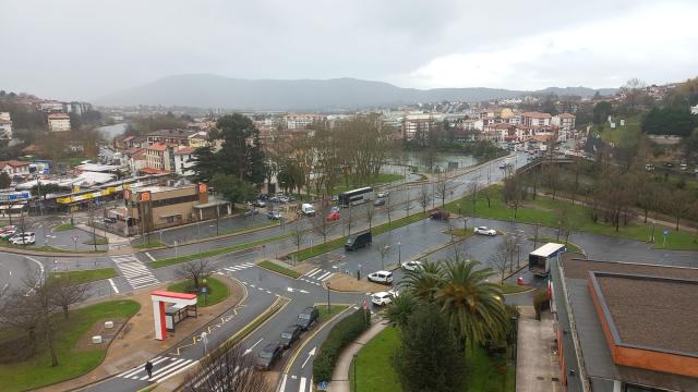 Autobús inmovilizado por la Ertzaintza en Behobia, tras pasar la muga