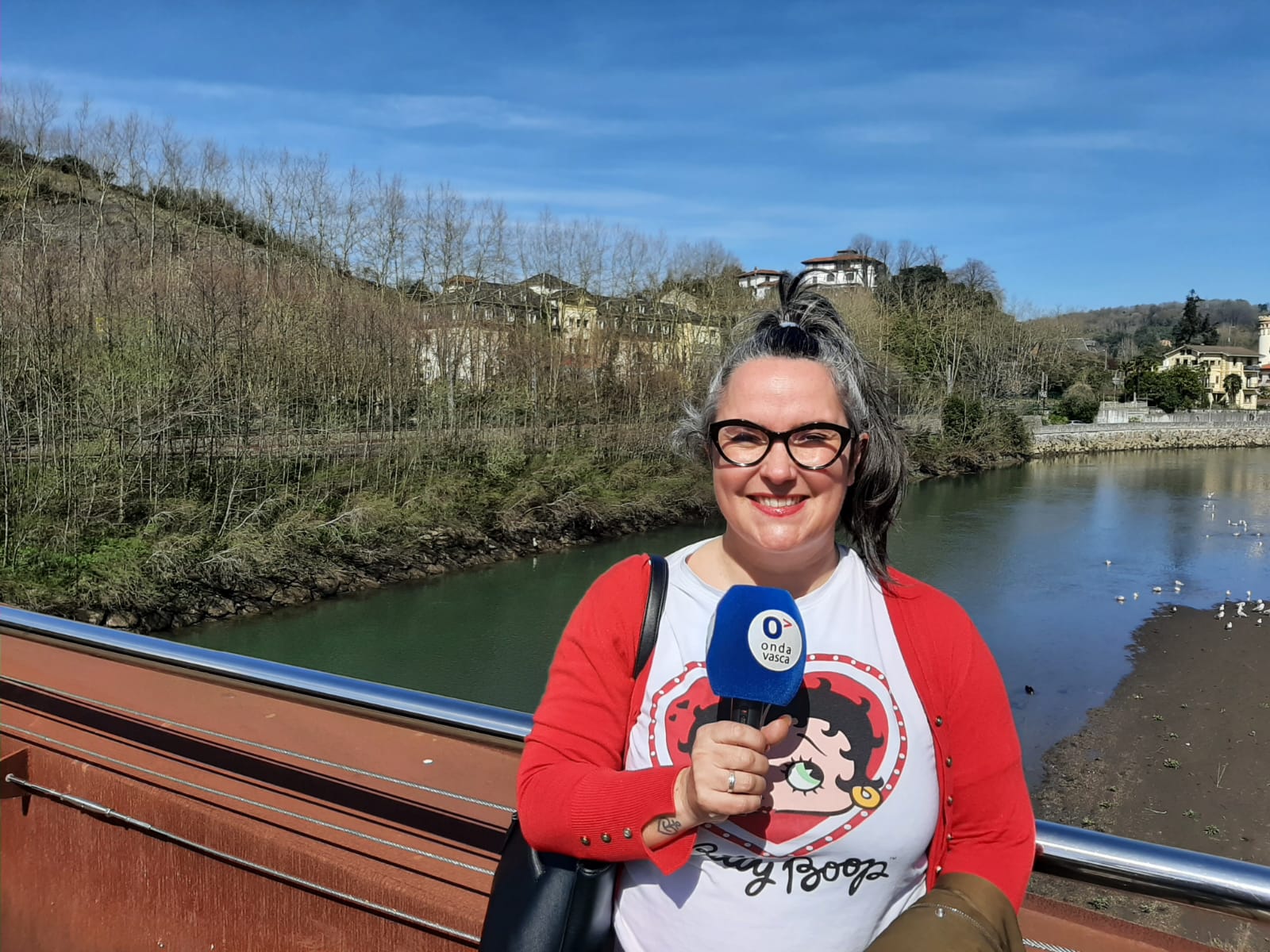Laida Etxeberria, miembro de la Asociación de Vecinos Sarroeta Auzo Elkartea, entrevistada en Onda Vasca