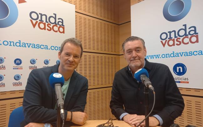 Miguel Zugaza, junto a Txema Gutiérrez, en el estudio de Onda Vasca