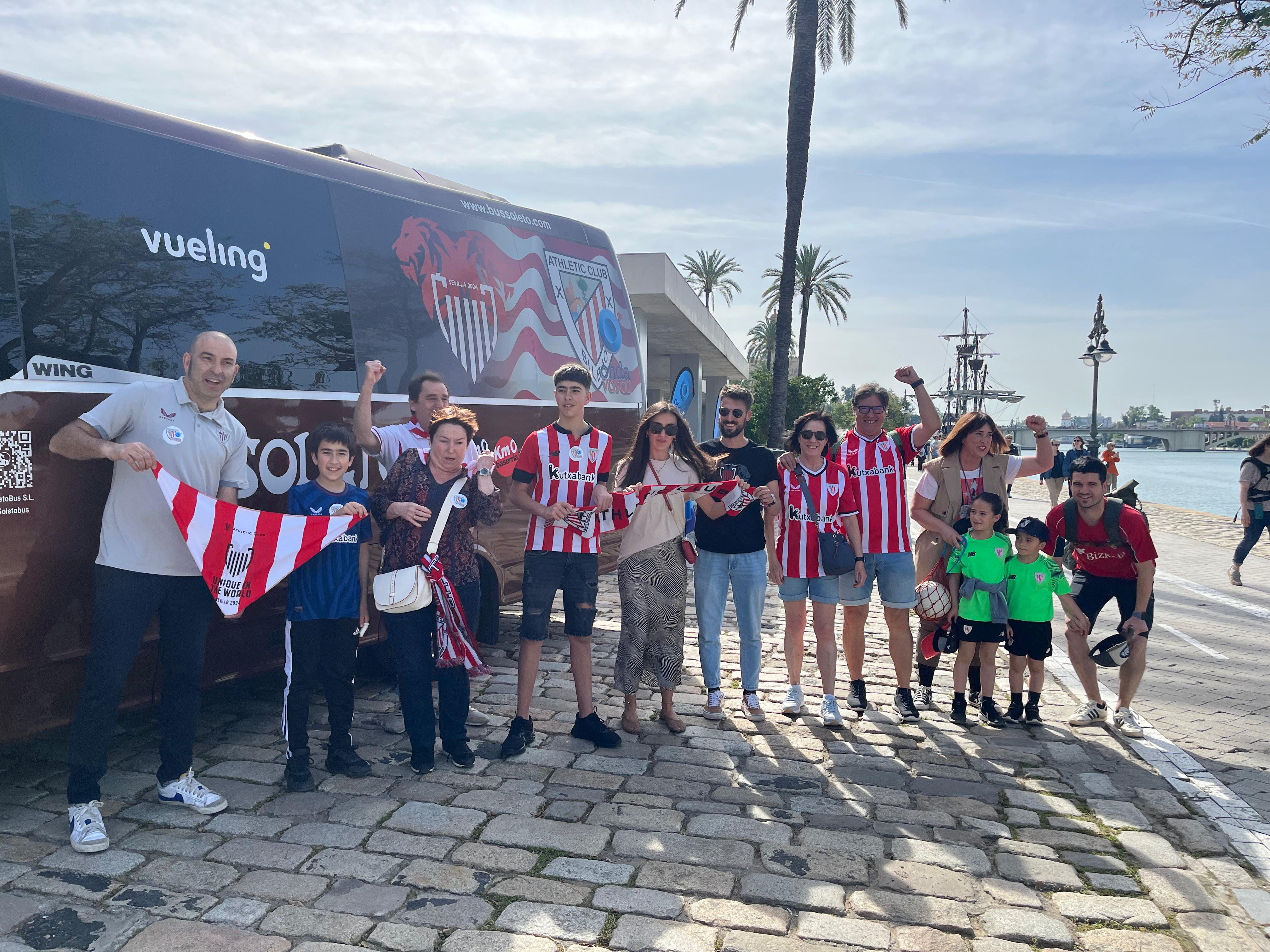 Aficionados del Athletic disfrutan de Sevilla antes de la final de la Copa del Rey