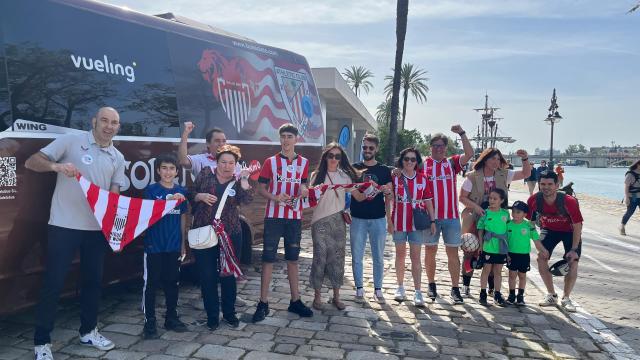 Aficionados del Athletic disfrutan de Sevilla antes de la final de la Copa del Rey