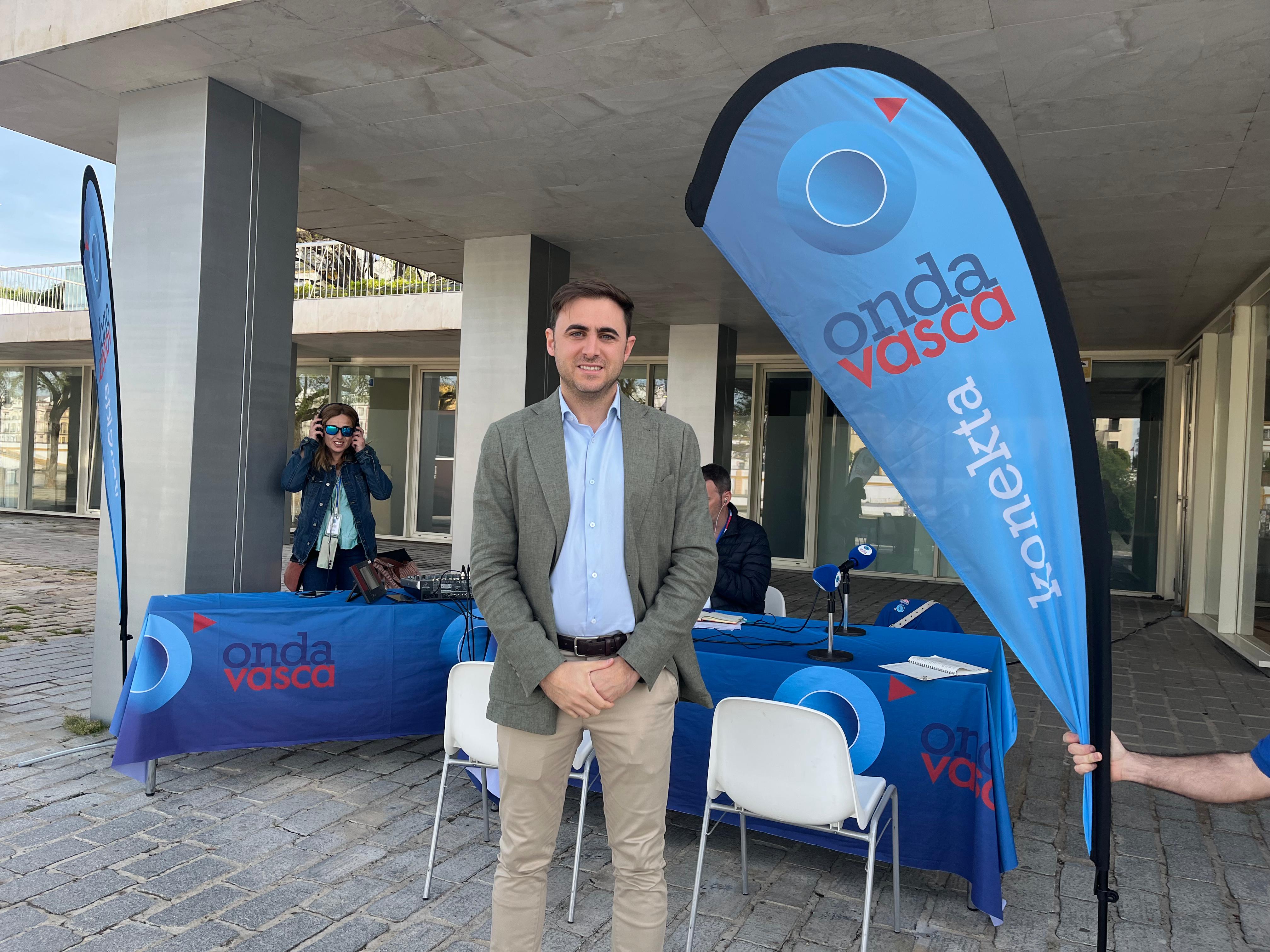 Miguel Ángel Ramírez Nieto, gerente del Bus Turístico Sevilla de ALSA, en el stand de Onda Vasca en la ciudad hispalense